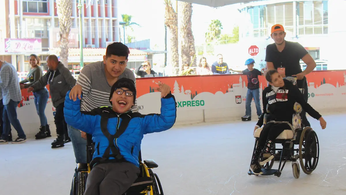 Niños con discapacidad en la pista de hielo Plaza Alonso Vidal - Mike Acosta (28)